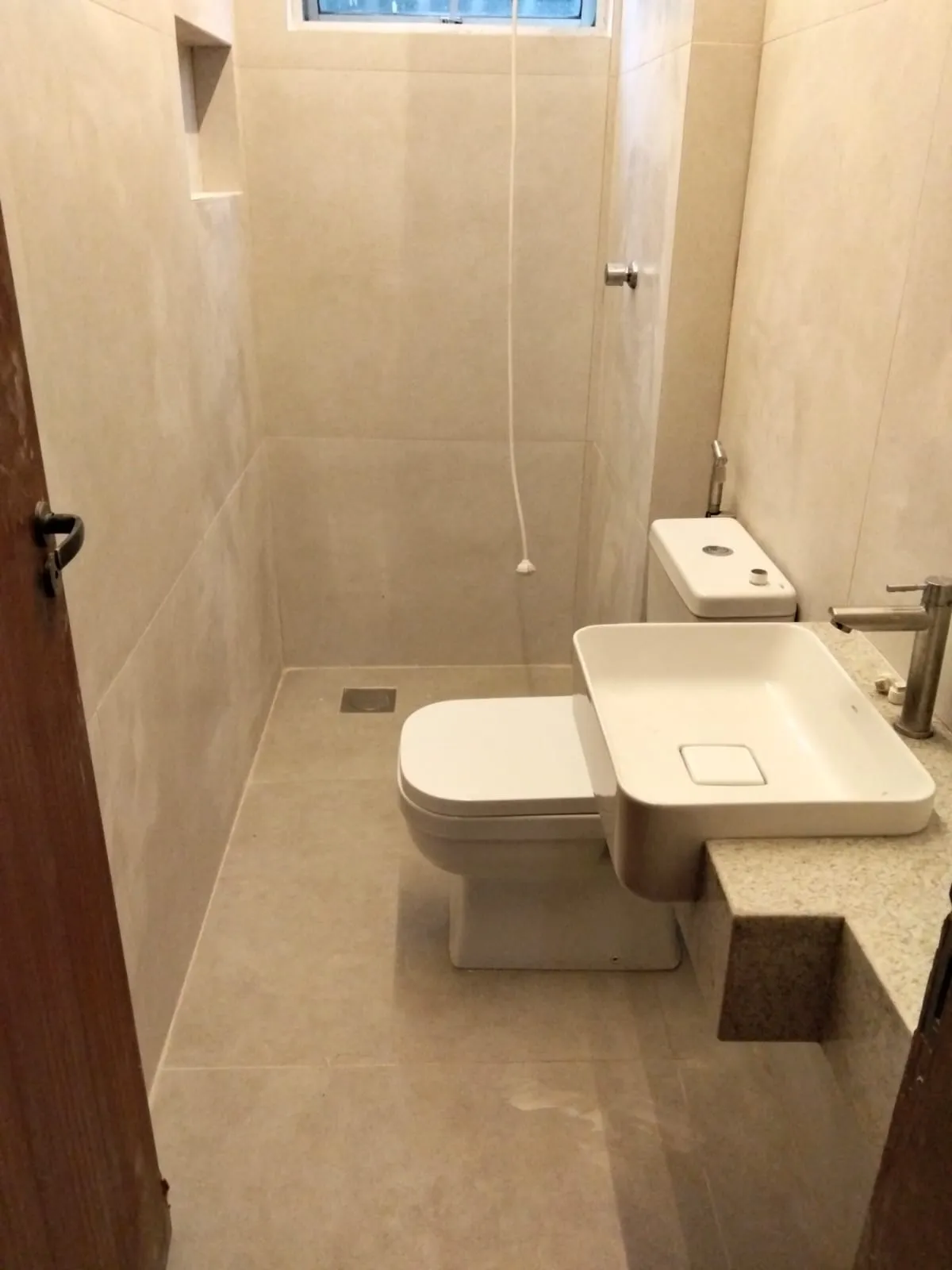 Banheiro moderno com acabamento premium