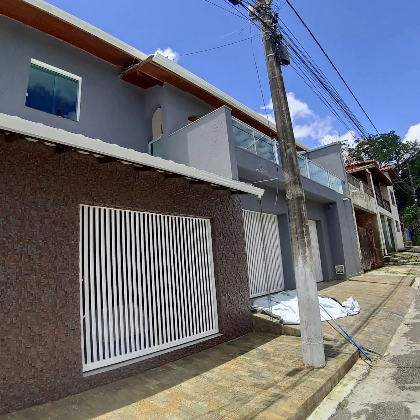 Construção residencial com fachada contemporânea