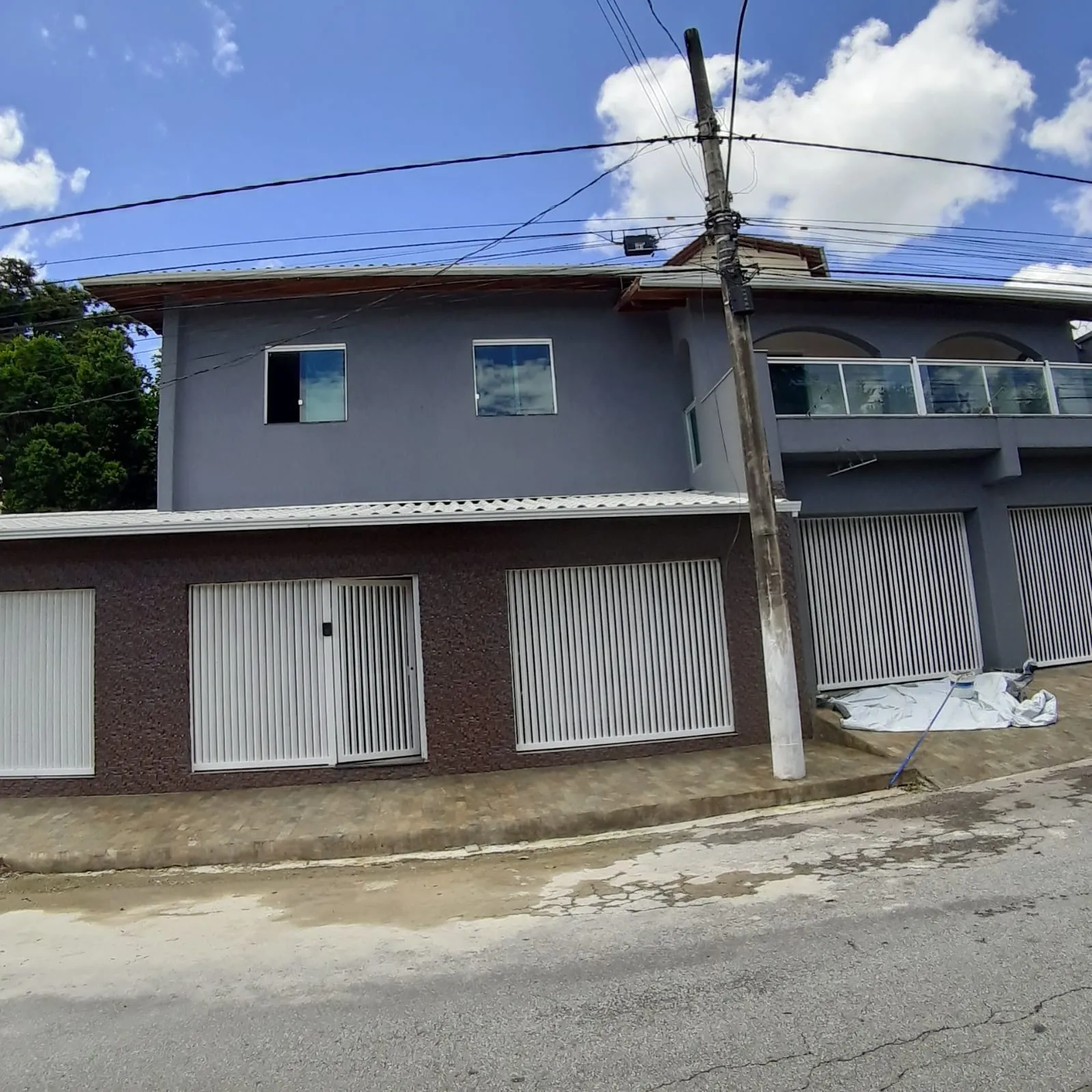 Fachada moderna de residência construída pela Wedson Engenharia