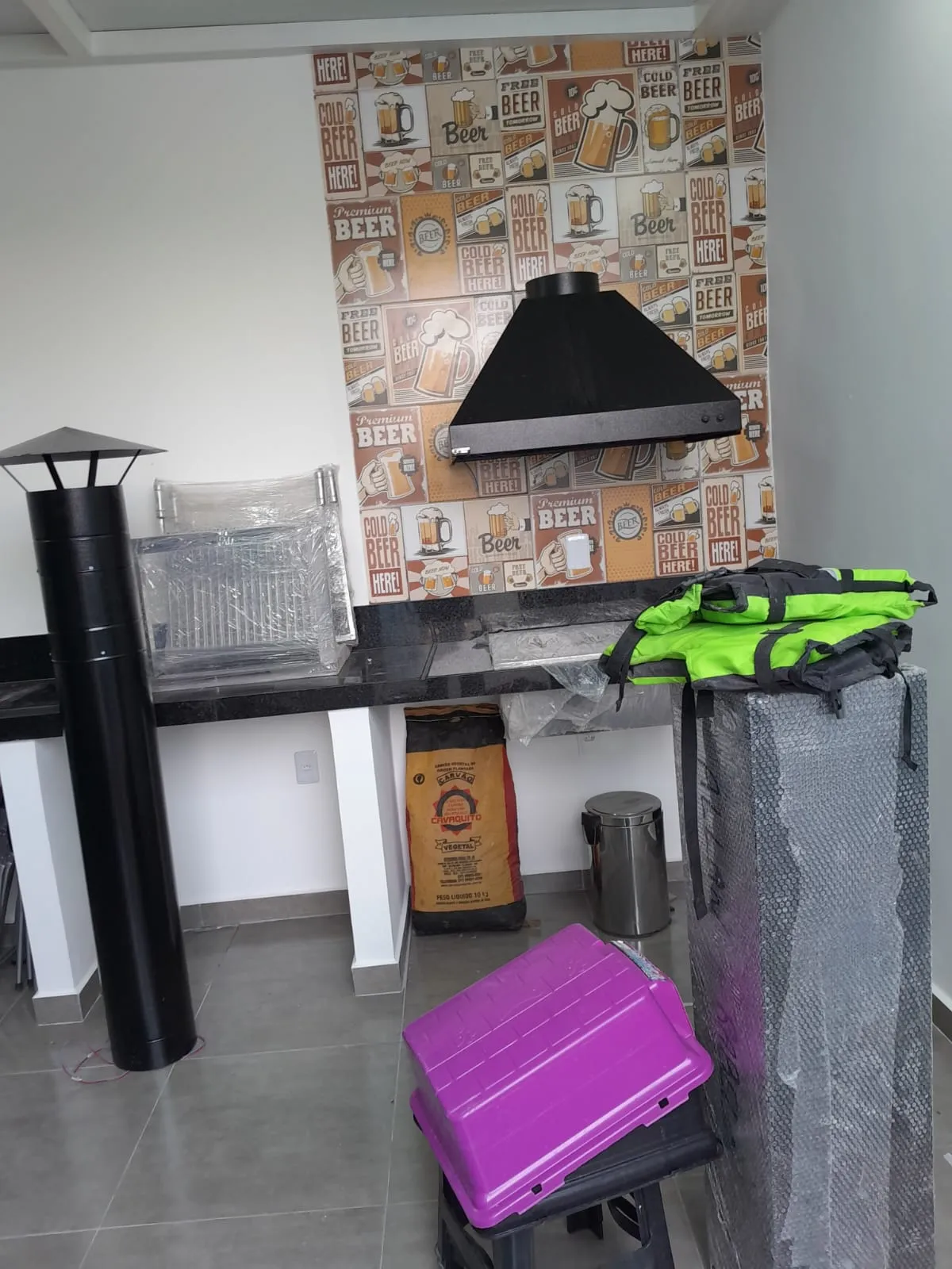 Instalação de revestimentos em cozinha