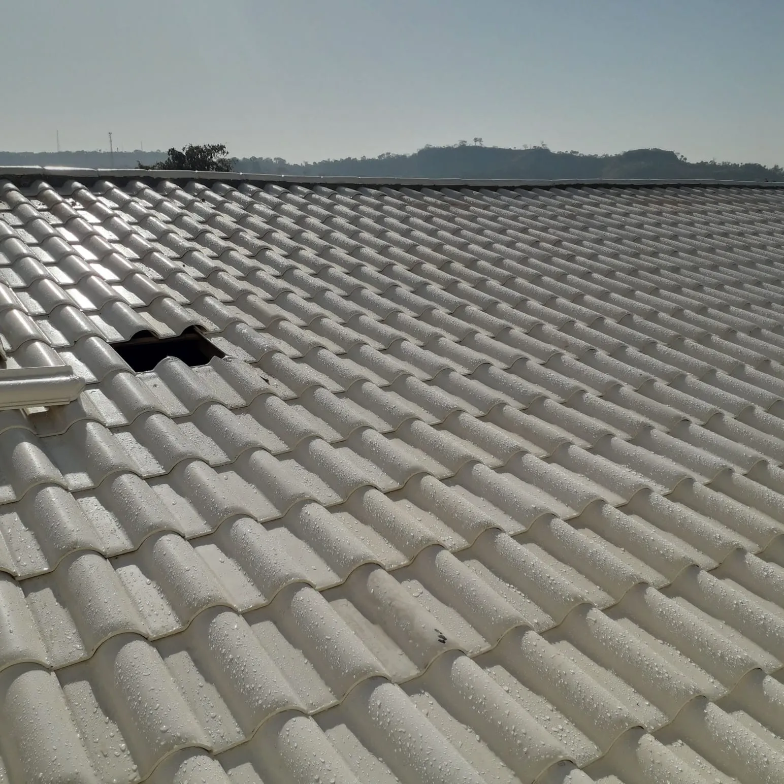 Acabamento de telhado em obra residencial